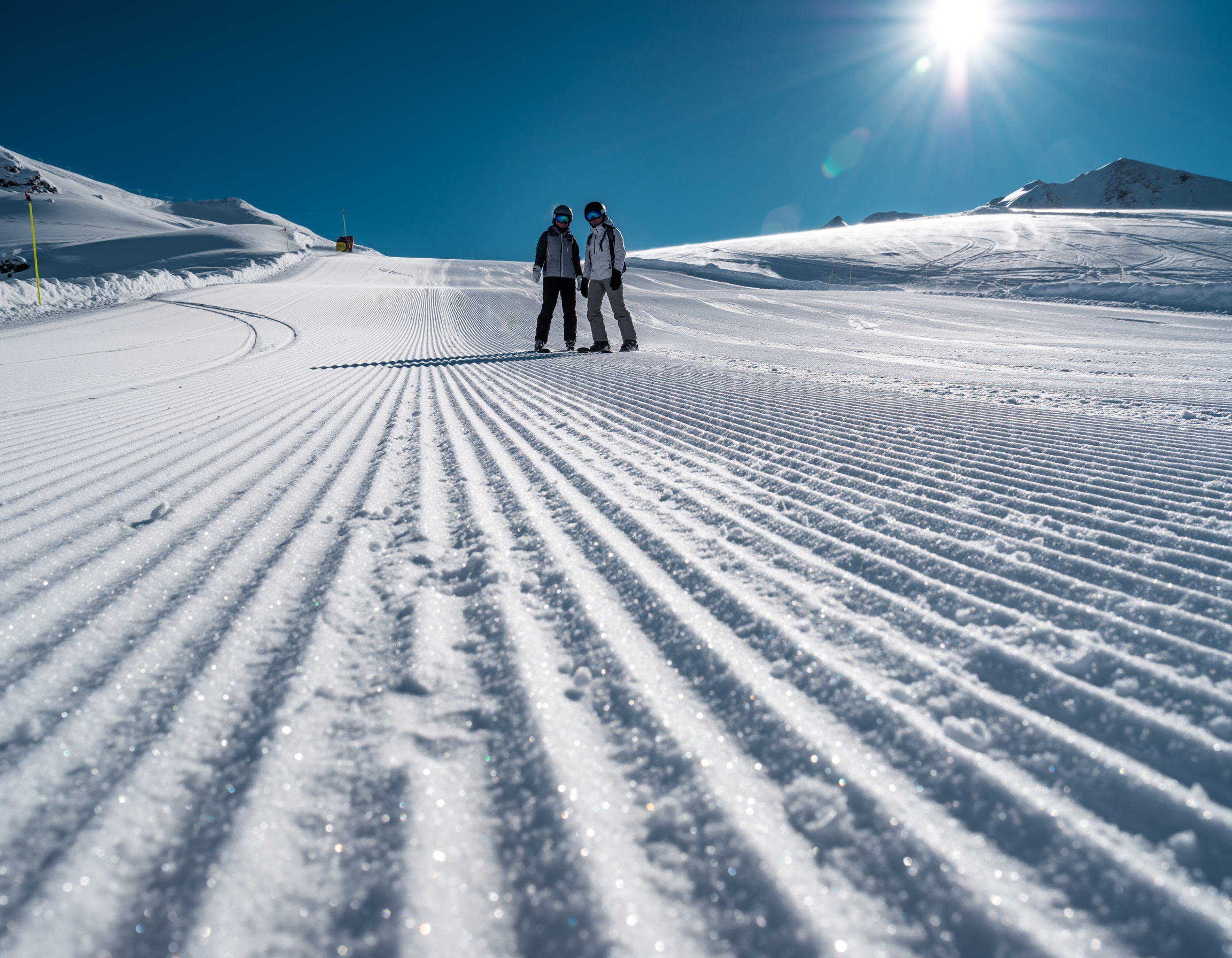 雪山でのスキー・スノーボードとスポーツメガネのイメージ